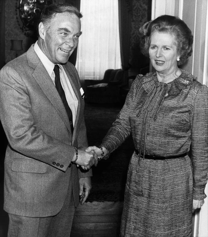 margaret-thatcher-con-el-general___YPMVvs3b7_720x0__1