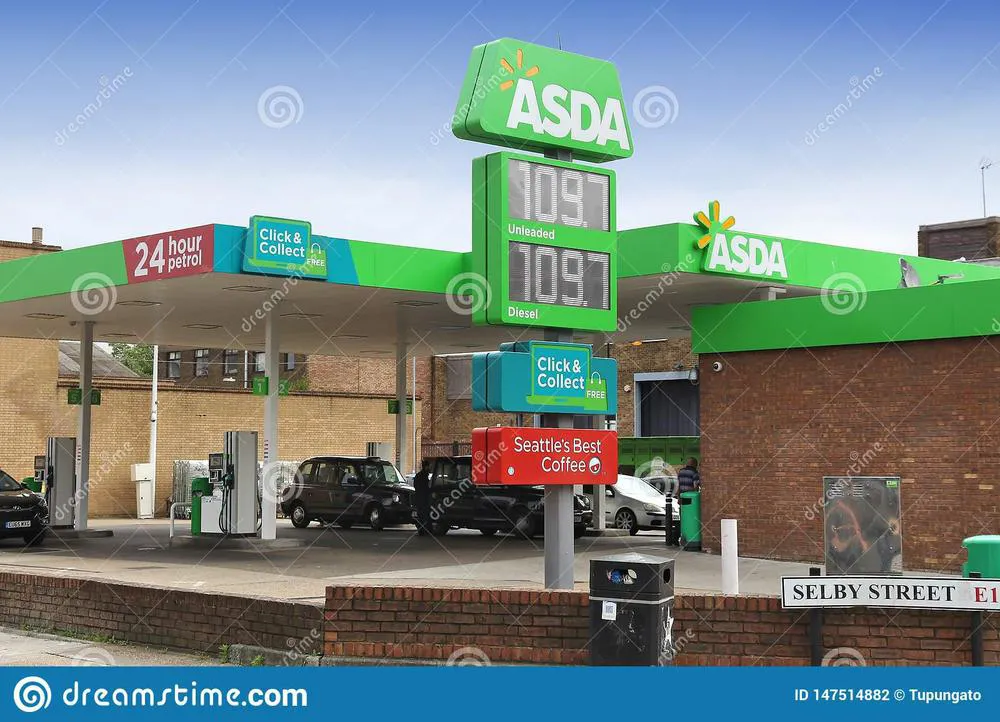 gasolinera-de-asda-londres-reino-unido-julio-precios-la-gasolina-en-actúa-más-gasolineras-el-es-parte-del-grupo-walmart-147514882