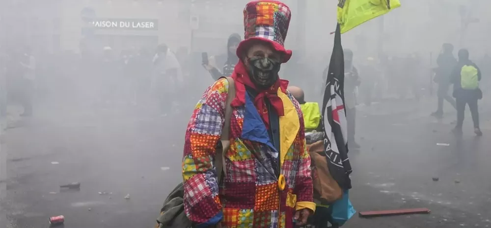 un-manifestante-un-traje-payaso-estilo-patchwork-una-manifestacion-contra-la-reforma-las-pensiones-el-boulevard-voltaire-el-centro-paris-francia-el-lunes-1-mayo-2023-fotografo-nathan-lainebloomberg-