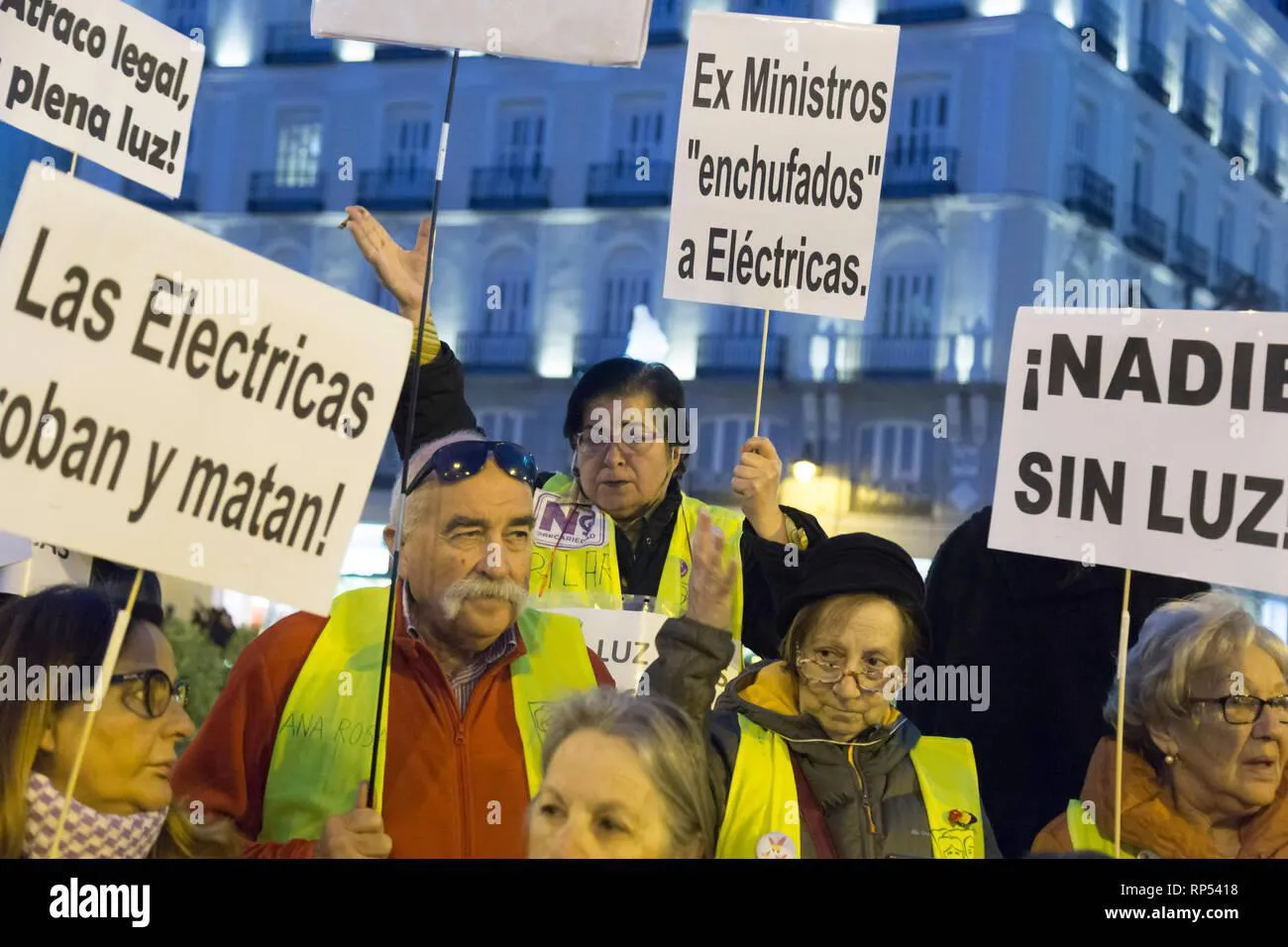 un-manifestante-visto-sosteniendo-una-pancarta-durante-la-manifestacion-la-protesta-en-la-puerta-del-sol-de-madrid-contra-la-pobreza-energetica-en-familias-espanolas-como-consecuencia-de-la-crisis-economica-la-defensa-