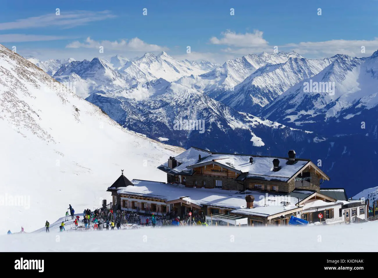 ski-cabana-wedelhutte-en-invierno-esqui-hochzillertal-hochfugen-kaltenbach-zillertal-zillertal-alpes-tirol-austria-kxdnak