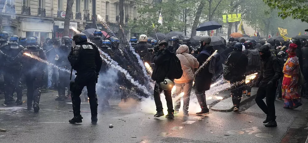 un-explosivo-explota-incidentes-como-parte-una-manifestacion-el-lunes-1-mayo-2023-paris-toda-francia-miles-personas-marcharon-movilizadas-contra-la-reciente-medida-del-presidente-emmanuel-macron-aumentar-la-edad-jubil