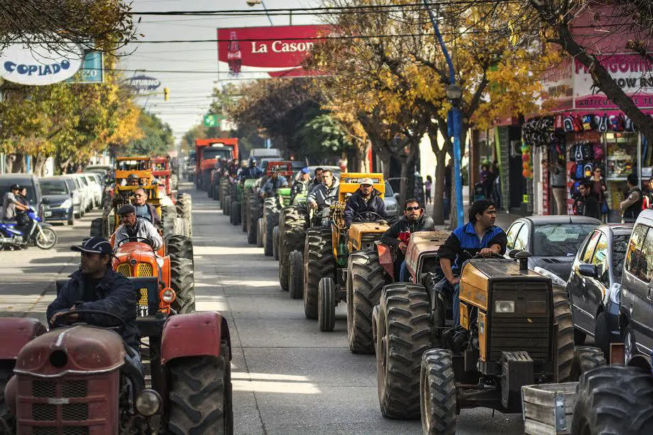 PRODUCTORES-FRUTICOLAS-PROTESTAS-CHACAREROS-TRACTORES