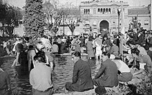 Archivo_General_de_la_Nación_Argentina_1945_Buenos_Aires_Plaza_de_Mayo_el_17_de_octubre,_pies_en_el_agua (1)