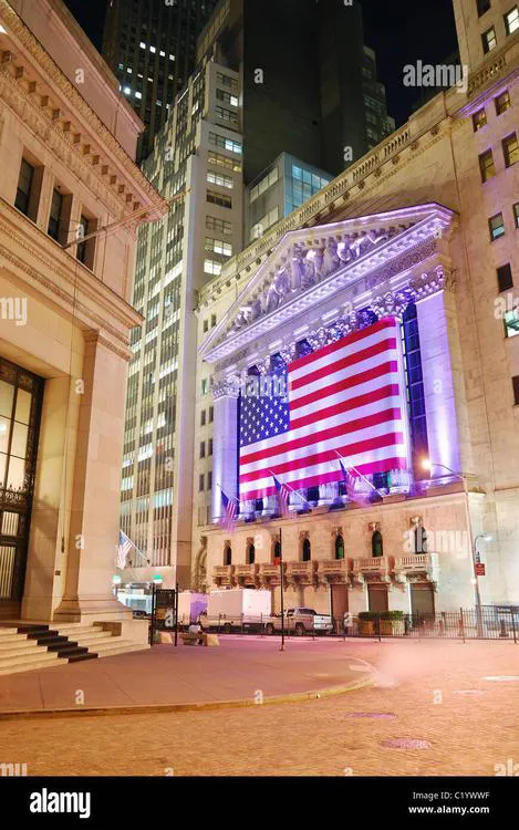 wall-street-la-bolsa-de-nueva-york-en-la-noche-en-manhattan-ciudad-de-nueva-york-c1ywwf