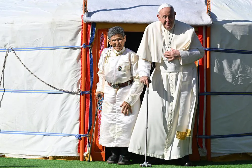 02-09-2023_el_papa_francisco_sale_de