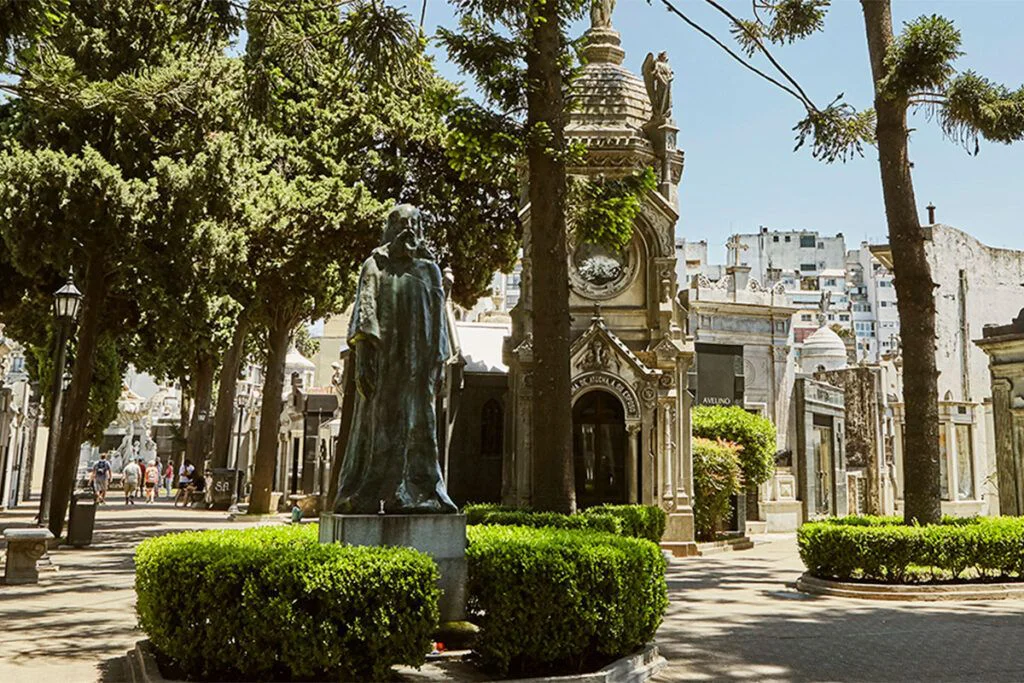 cementerio-recoleta-pasillo-interno-1500x610-nn_0-1-1024x683