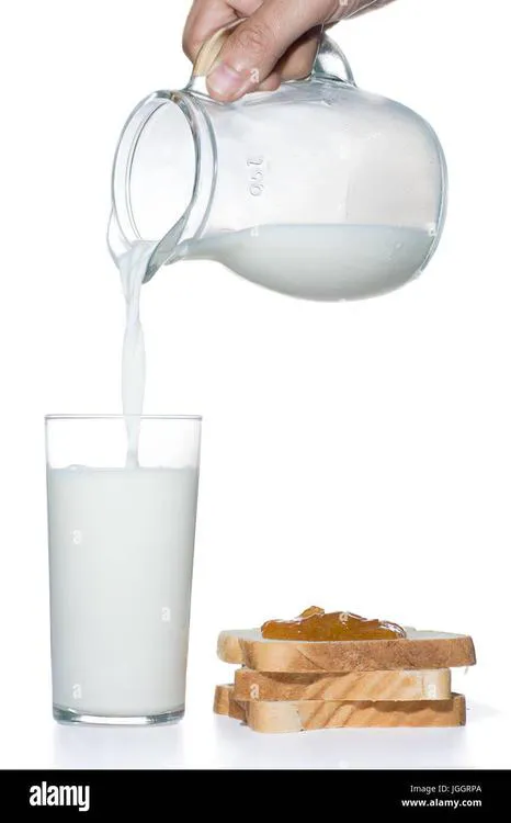 servir-en-un-vaso-de-leche-con-pan-y-mermelada-sobre-fondo-blanco-jggrpa
