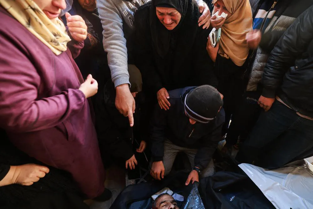 25-01-2024_palestinos_identifican_los_cuerpos_de