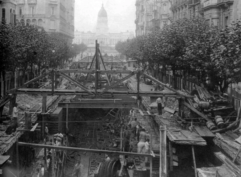 Buenos_Aires_-_Subte_-_Construccion_de_estacion_Saenz_Pena_1912-768x566