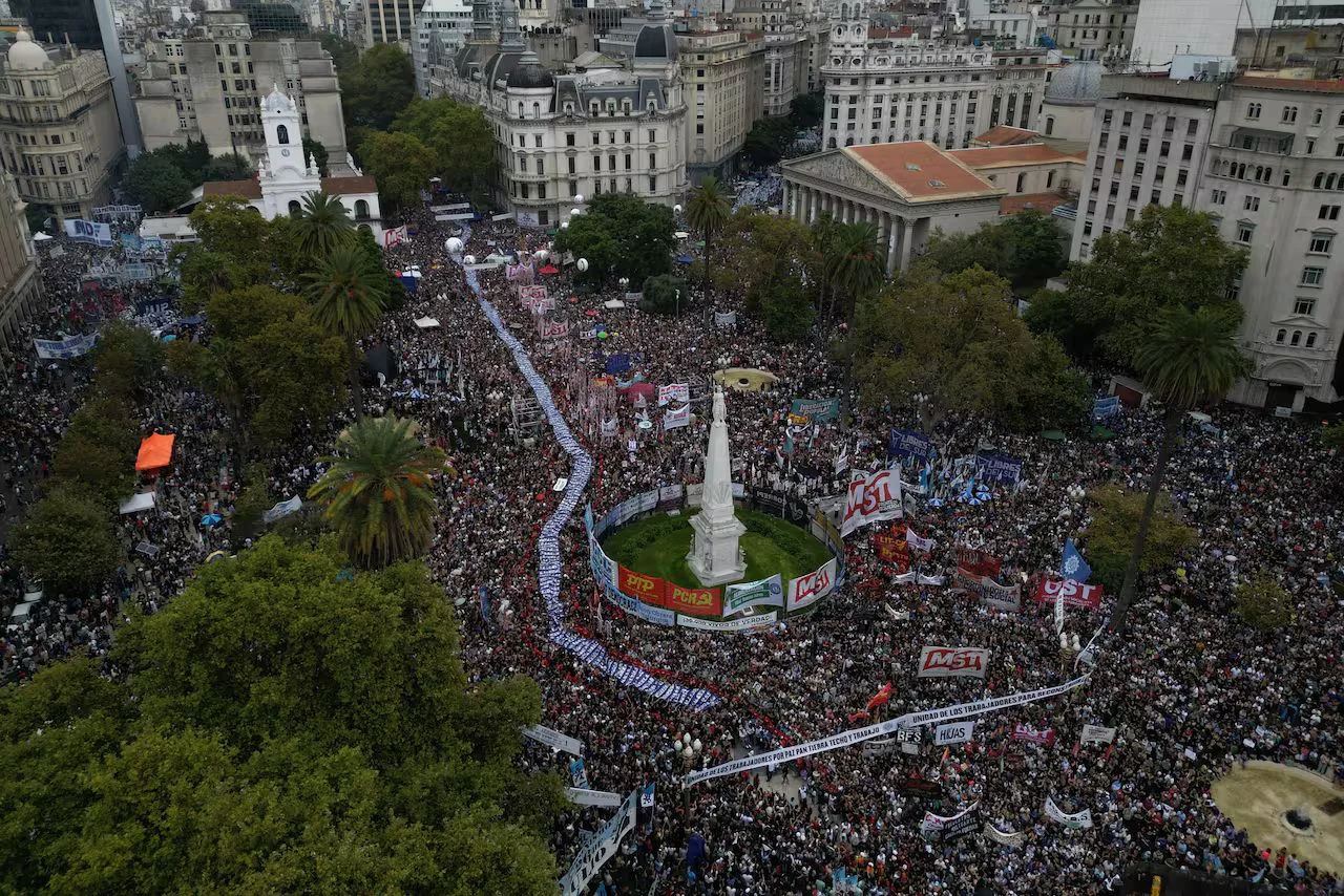 vista-aerea-de-la-plaza-de-mayo-en-la-marcha-del-QNMTMEFYZZB3NIWT7Z32LLUI3A