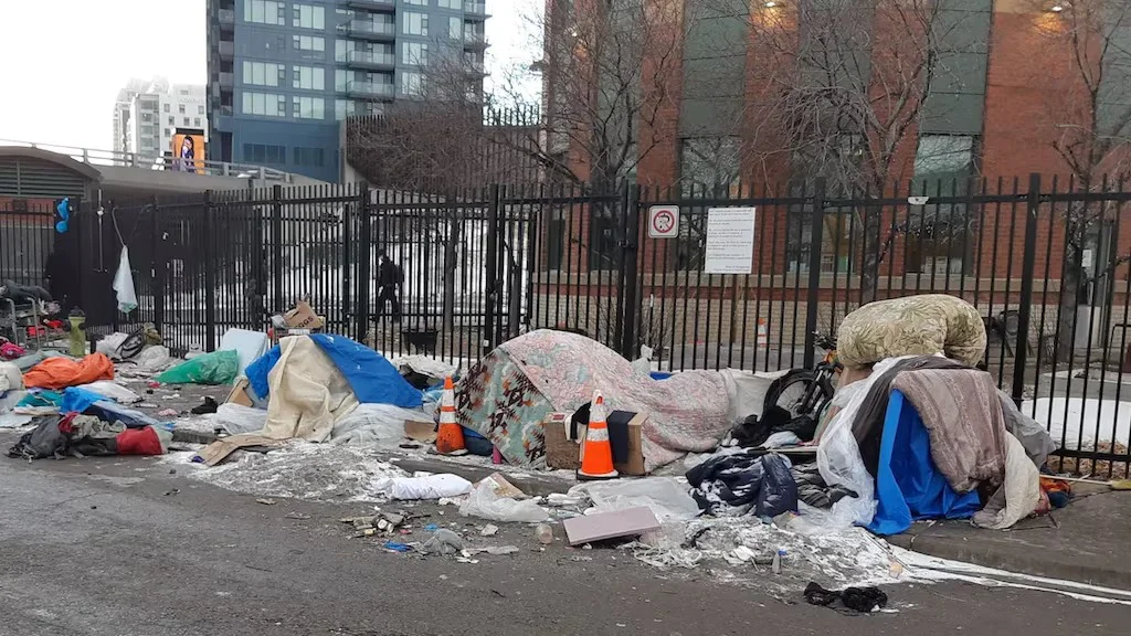 tente-campement-calgary-east-village-dermot-baldwin-way-convertido-de-avif