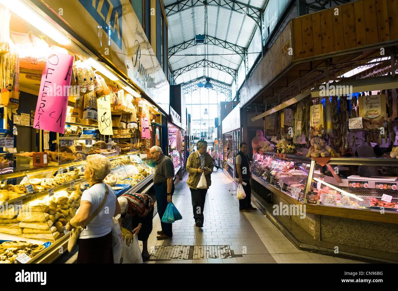 turin-piamonte-italia-el-mercado-de-porta-palazzo-uno-de-los-mercados-mas-grandes-de-europa-cn96bg