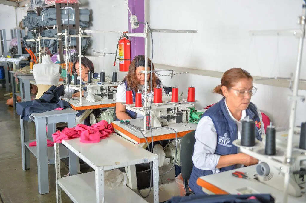 Vuelve-la-esperanza-para-85-talleres-textiles-que-confeccionaran-uniformes-escolares-que-regreso-el-Gobierno-de-Esteban-4-1024x680