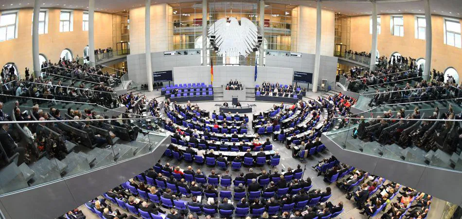 Deutscher-Bundestag-Parlament-Plenum-Reichstag