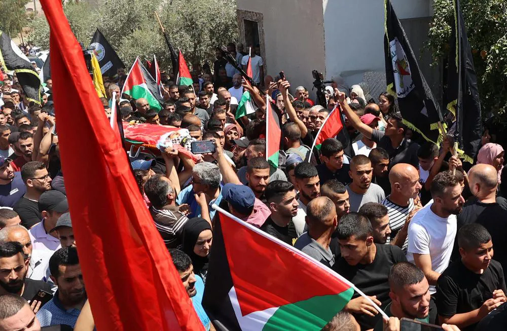 22-08-2023_palestinos_portan_el_cuerpo_de