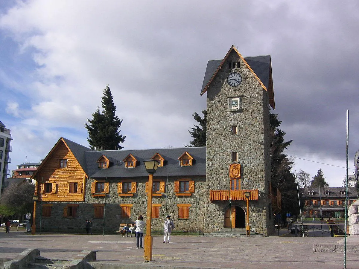 1200px-Bariloche_Centro_Civico