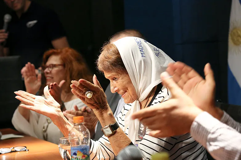 76390_76341-2018-soc-taty-almeida-pbesentaci-n-del-libbo-poemas-hijo-edgabdo-gomez-39-_BIG