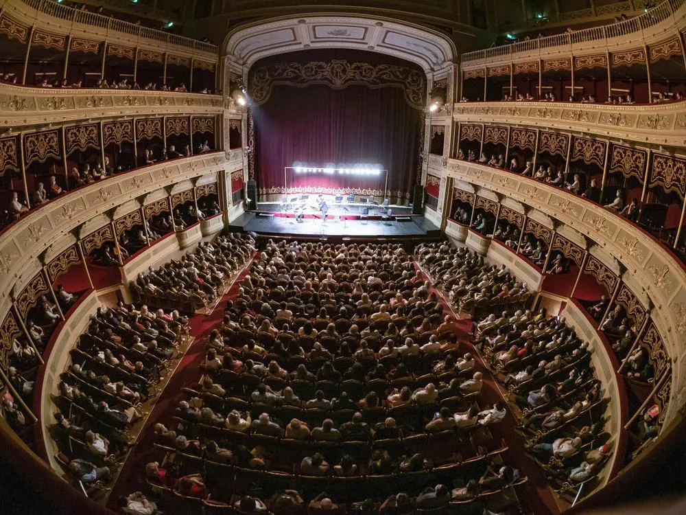 Sala principal con público