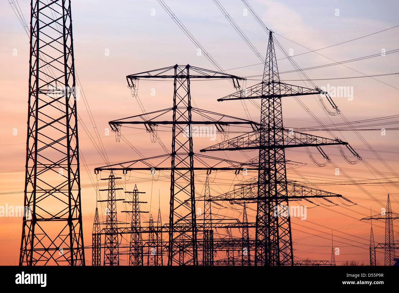 essen-alemania-postes-de-electricidad-en-el-ocaso-d55p9r