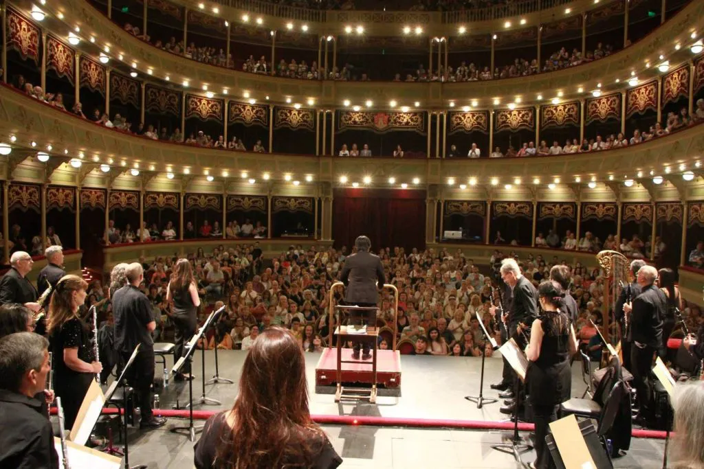 Banda-Sinfonica-a-sala-llena-desde-escenario-1024x683