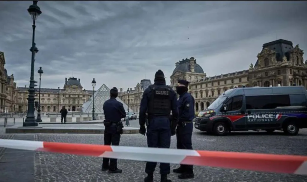louvre-policia-3-1