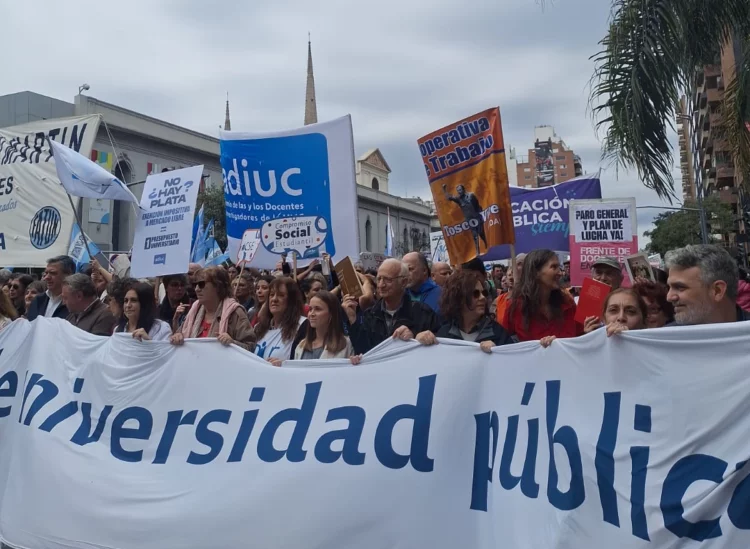 Paro-de-docentes-universitarios-en-Cordoba-y-el-pais-optimized (1)