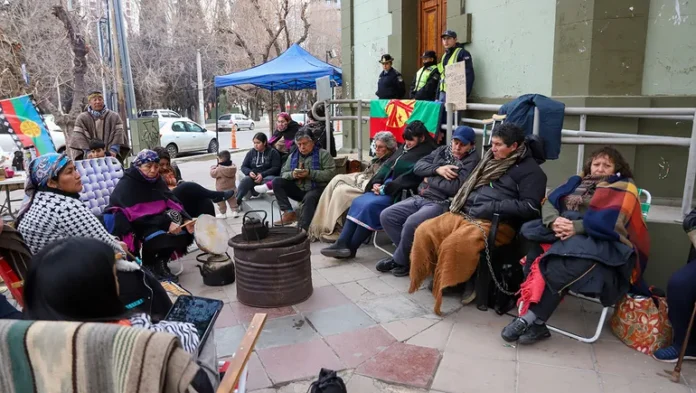 on-mapuches-protestan-gobernacion-13-696x393