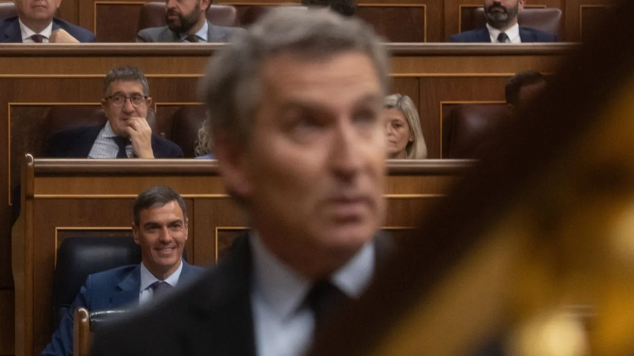 el-presidente-del-pp-alberto-nunez-feijoo-y-de-fondo-el-presidente-del-gobierno-pedro-sanchez-en-el-congreso-de-los-diputados-ep