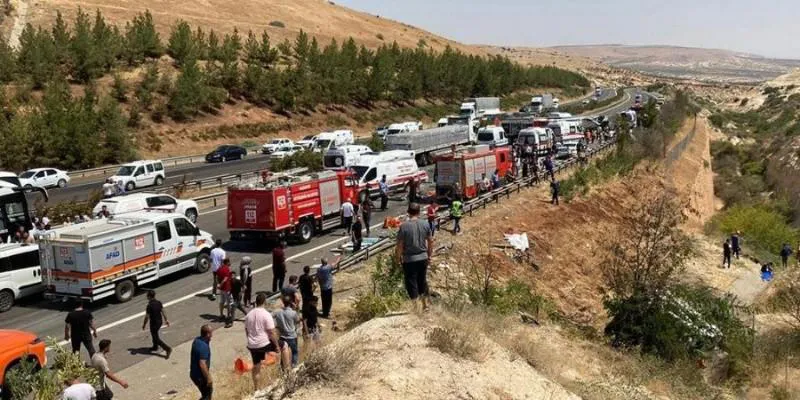 16-fallecidos-y-21-heridos-en-un-accidente-de-trafico-en-cadena-en-turquia-900x450.jpg_818140183