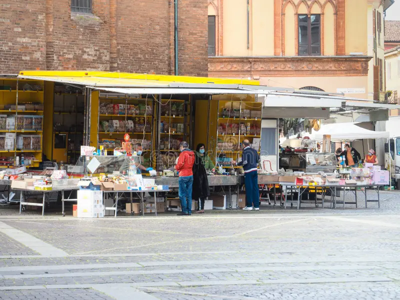 cremona-lombardy-italia-de-mayo-personas-compras-socialmente-distancia-d-en-el-mercado-biológico-al-aire-libre-alimentos-social-183329381