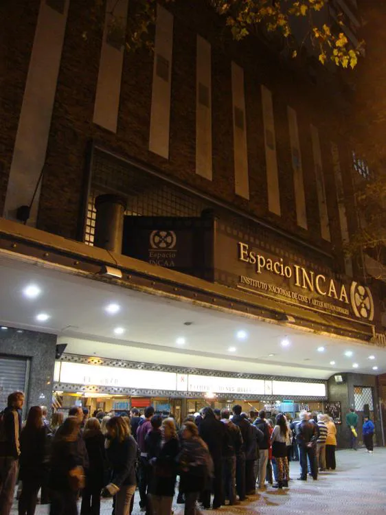 Cine_Gaumont_(fachada_nocturna)