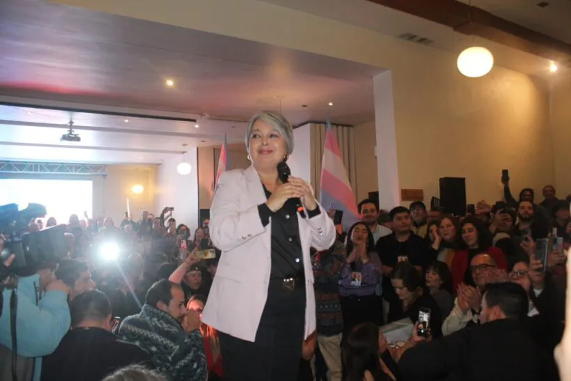 con-microfono-Mario-Cardenas-820x547