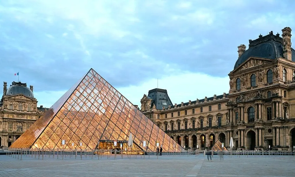 monalisacuatropiramidelouvre