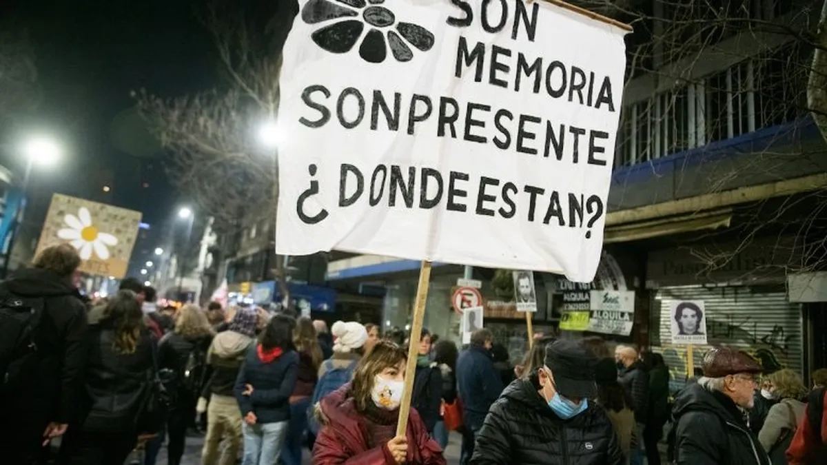 en-la-foto-concentracion-madres-y-familiares-detenidos-desaparecidos-plaza-cagancha-foto-santiago-mazzarovich-adhocfotos